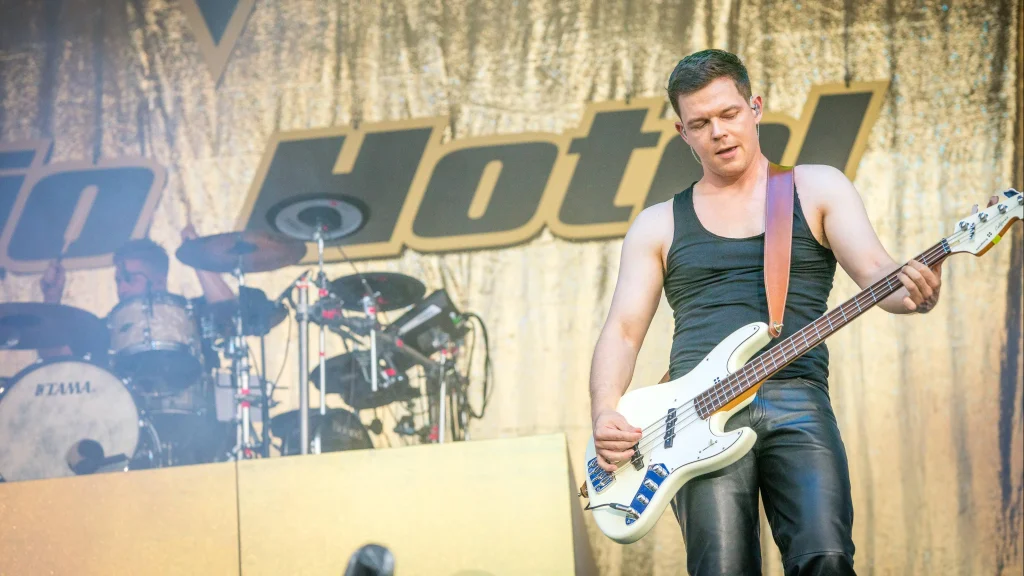Georg Listing Vermögen: Biografie, Tagesablauf und Lebensstil 2025 | Tokio Hotel Bassist im Porträt