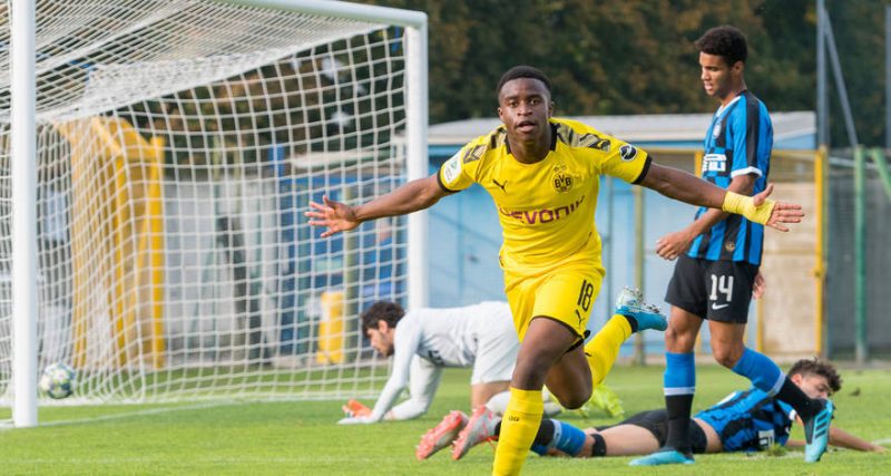 moukoko mutter Beziehung zu Youssoufa